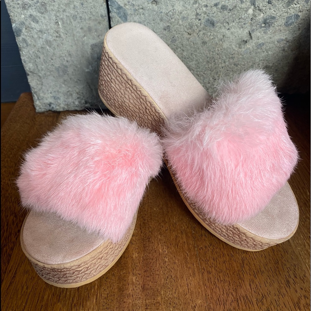 Cute real fur wedge slippers.